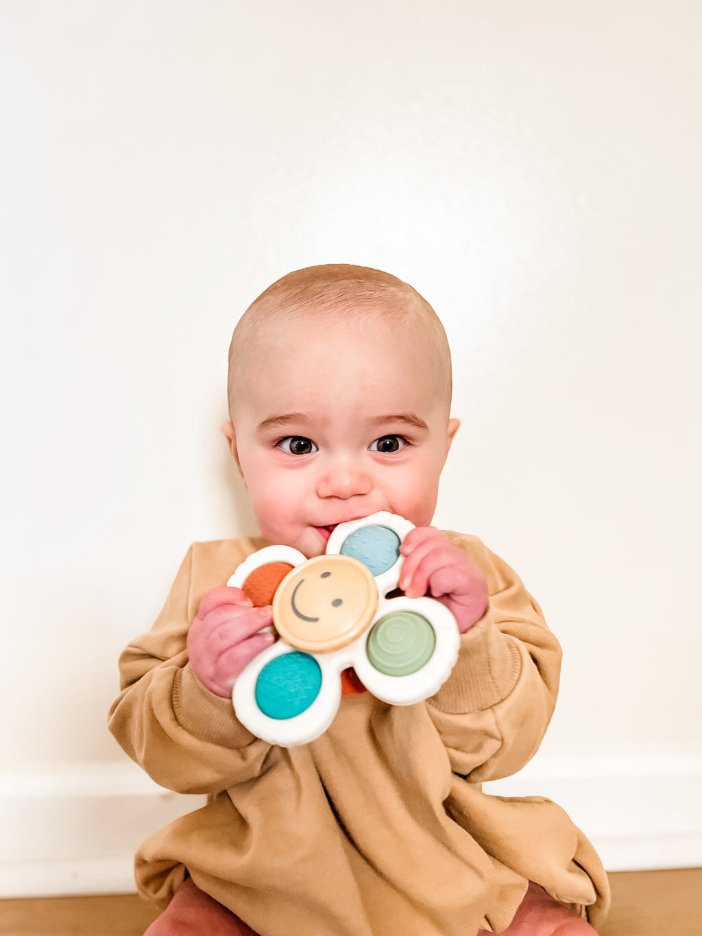 Itzy Pop & Whirl™ Fidget Spinner Travel & Bath Toy